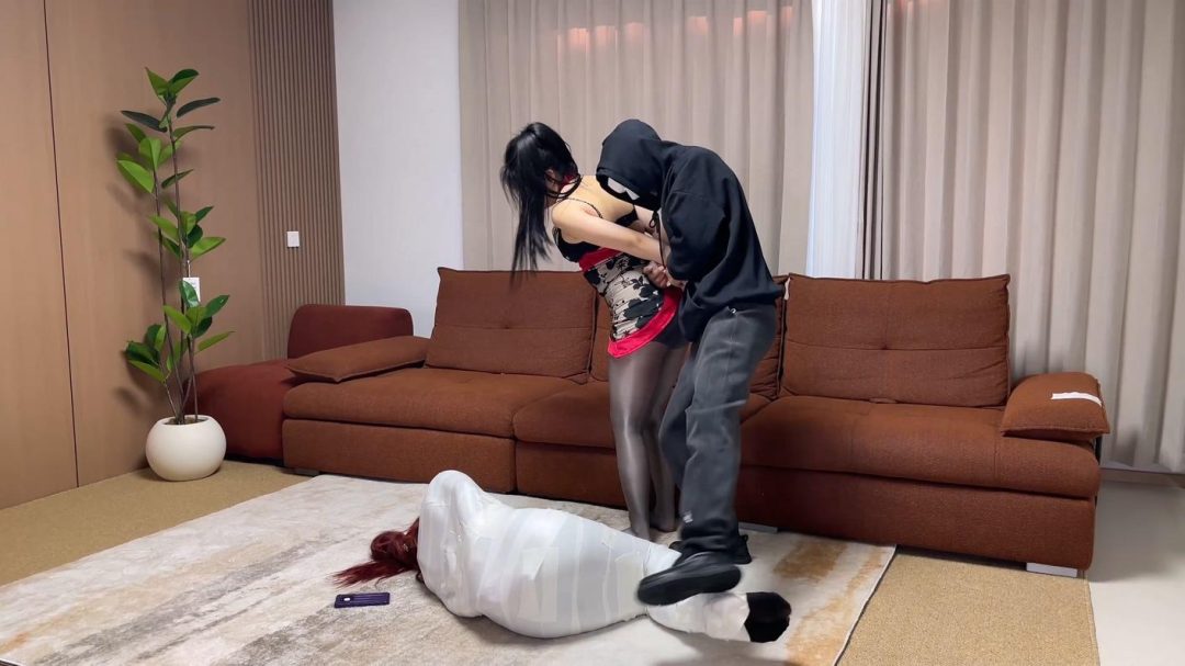 king完美复刻漫画定拍！云雀定拍《被入室抢劫的美丽母女 上》超清4k画质 超人气漫画完美复刻 丰满美女被入室捆绑成木乃伊人棍 泡沫胶带完美包裹~-11