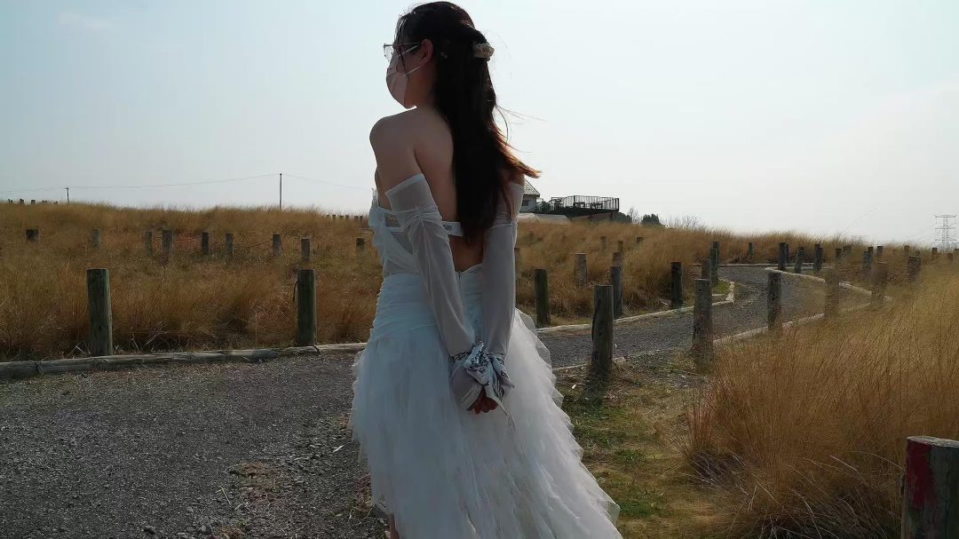 谁能想到在户外拍婚纱照的新娘，性感的婚纱之下的双腿之间居然被紧紧的勒着股绳(预告片)-8