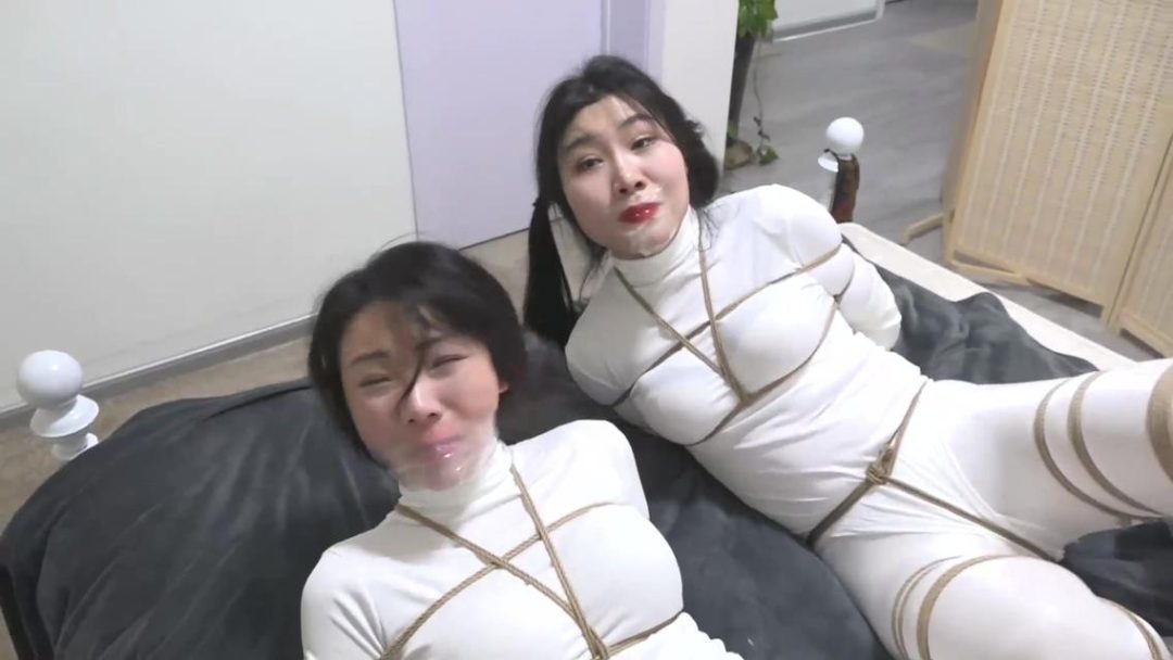 king定拍《白丝女奴直播02》刘洋 吴晗2位性感油光白丝体操服美女 美女们折叠拘-10