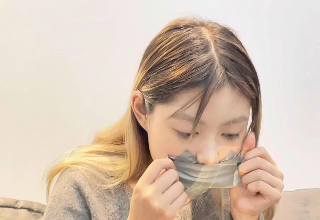 【小晗】小唅自己动手，3种胶带封嘴+脚部按摩，小唅笑起来的样子，很美-3