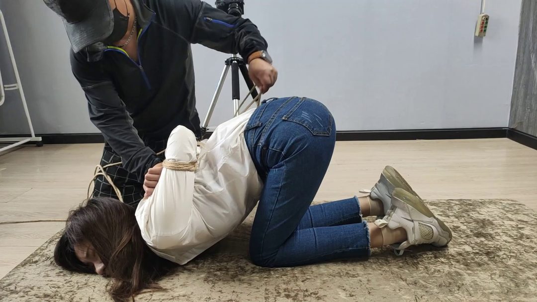 甜美的妹子跪趴在地上捆起来-5