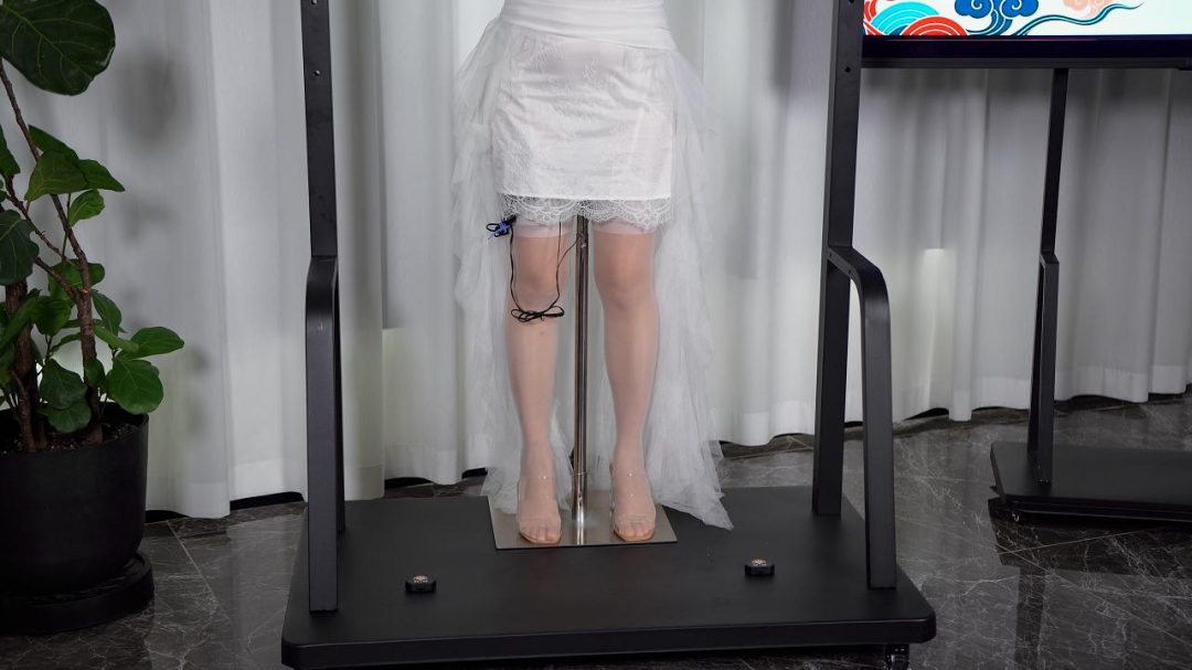 【Raymond】准新娘6:婚纱影楼里钢管支撑着的婚纱模特竟然是真人？顾客疑惑：“钢管支撑在哪？”（one bar prison上被自动电击控制下蹲和直立/电击G塞）-1