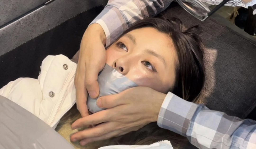 【小晗定拍】厚厚的羽绒服+严实地胶带捆绑，嘴巴也无法出声，只剩下苦苦地挣扎-4