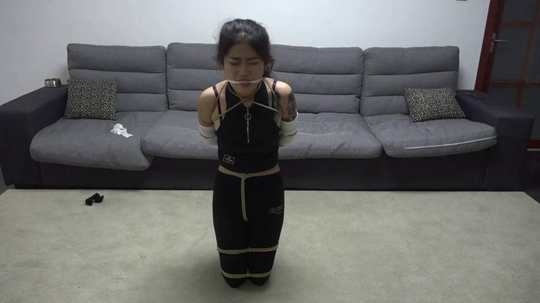 定制漂亮女孩居家驷马 丝袜堵嘴-5