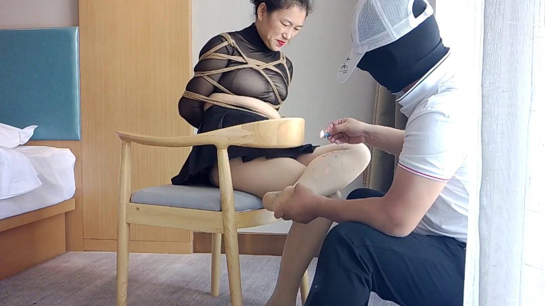 茶艺师静静露脸第一部！爆乳女王被滴蜡20分钟！肉丝美腿长筒靴，付出生命之挠痒痒！-7