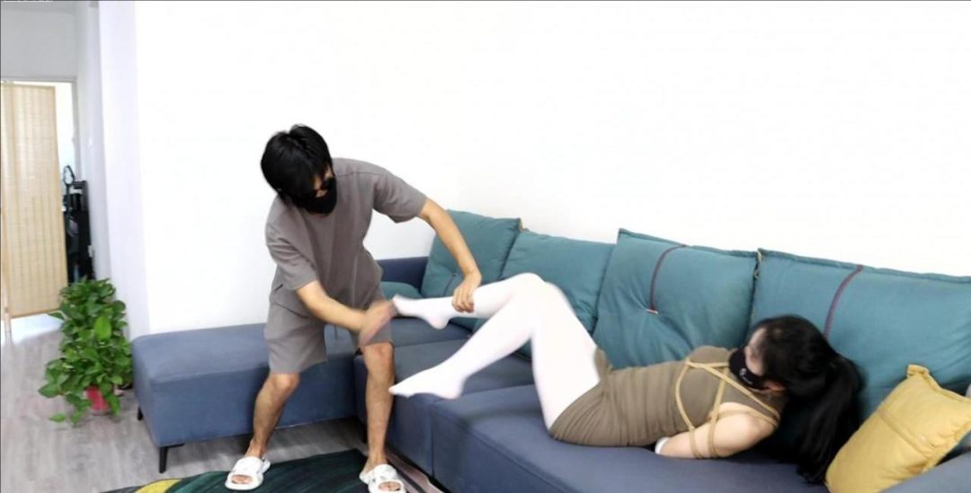 king定拍《挣扎的白丝丽人上》跆拳道美女被拘束捆绑 奋力挣扎结果中计被缚 真实疯狂挣扎-3