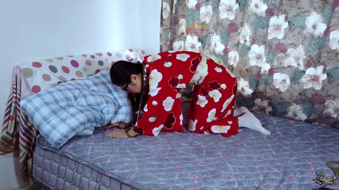 日本妻百岛盒子 百岛在家服侍丈夫,不小心弄伤了丈夫,脾气暴躁的丈夫决定好好惩罚百岛-3