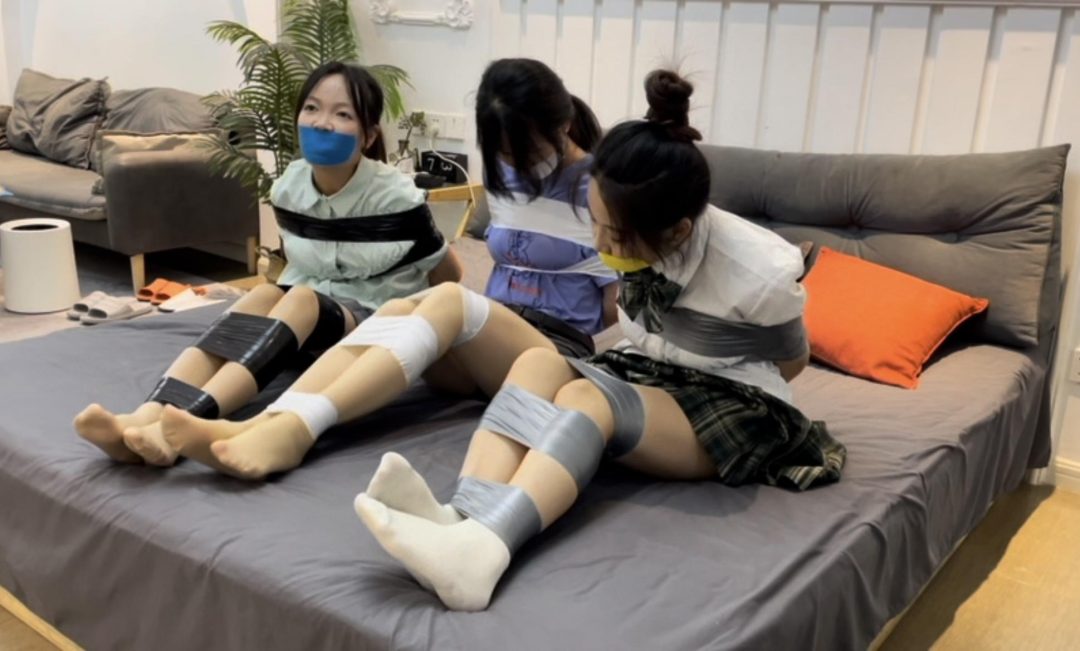 【小依】【小汪】【小杨】毛巾堵嘴，肌肉贴胶带封嘴后，继续互相解脱，3个人的简单挣脱实验2~-7