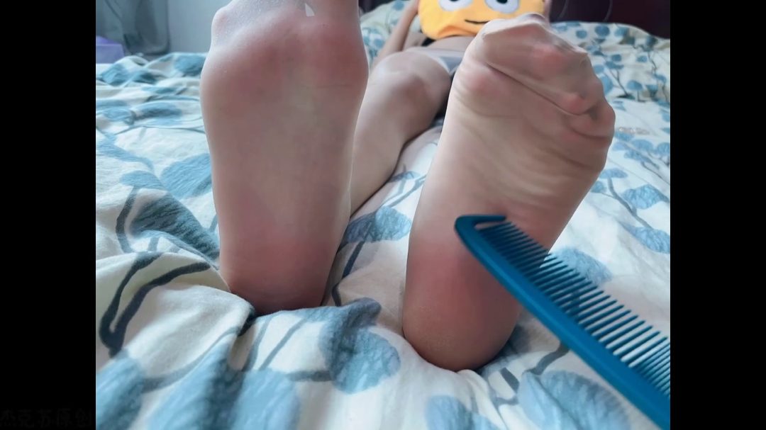 怕痒的屁屁，屁沟！全身怕痒！妹子被挠脚心，牙刷刷脚心，挠全身-1