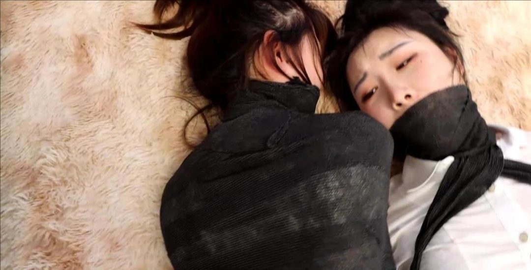 king剧情定拍！《黑丝与白丝的白领囚禁03》白丝丽人帮助被变成木乃伊的同胞 但最后却被绑缚在一起了-7