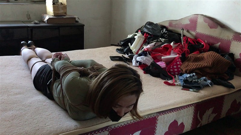 直臂并肘缚,肉色丝袜高跟,黑胶布封嘴,黑色加白色丝袜套头,塑料袋窒息鞭打-2