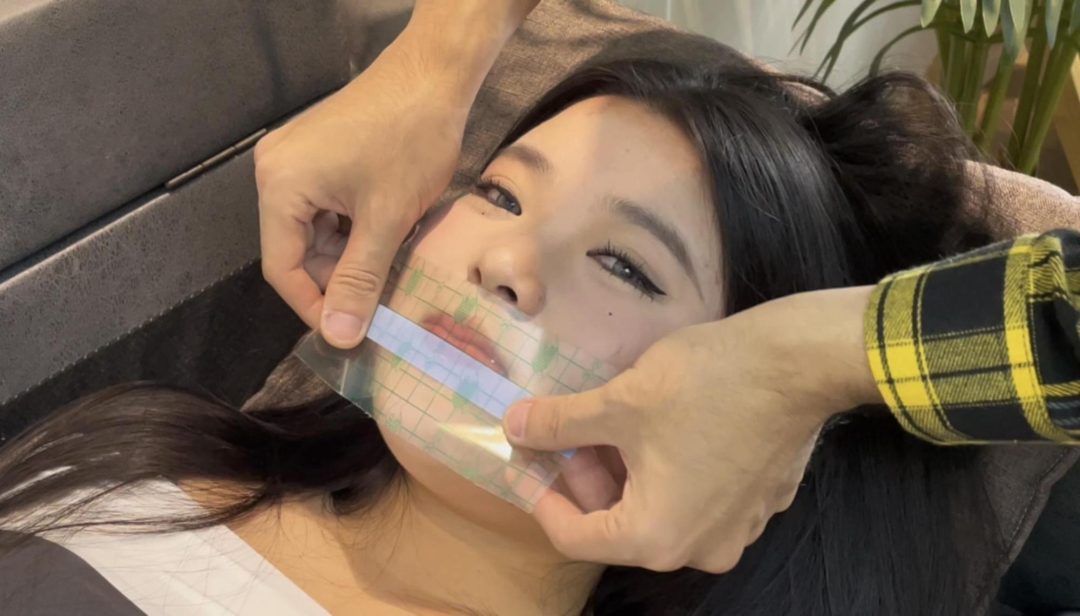 【小贝】许久不见的小贝，还是熟悉的配方，先是防水肤膜，然后白色胶带沾满脸，穿着黑丝，慢慢挣扎吧-4