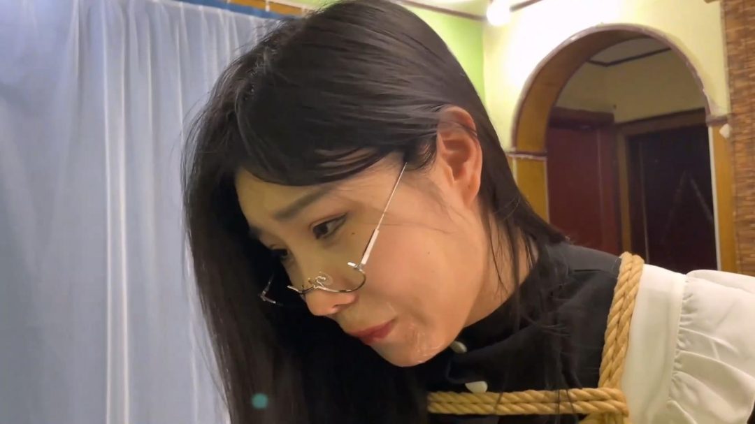 king定拍《女仆的调教日记01》黑长直眼镜妹 被强制调教成女仆 被捆绑肆意玩弄羞辱测试 性感白丝 紧身女仆装 勒肉的绝对领域-7