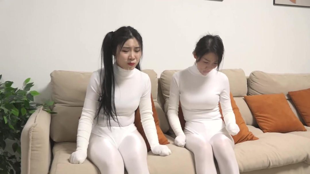 king定拍《鬼屋缚影——双人白丝牵线木偶》刘洋 吴晗性感油光白丝体操服美女 美女们入住鬼屋 被控制玩弄成牵线人偶肆意玩弄-4