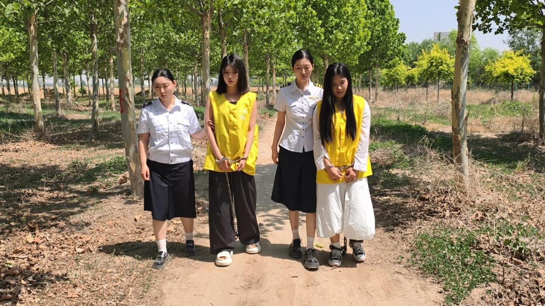 【鑫鑫工作室】新模特小艾云思饰演女贩和s人犯(下），被逮捕后户外指认现场，两人被判s刑带30斤重脚镣，最后在户外二人被q决，五花大绑，押赴刑场-3