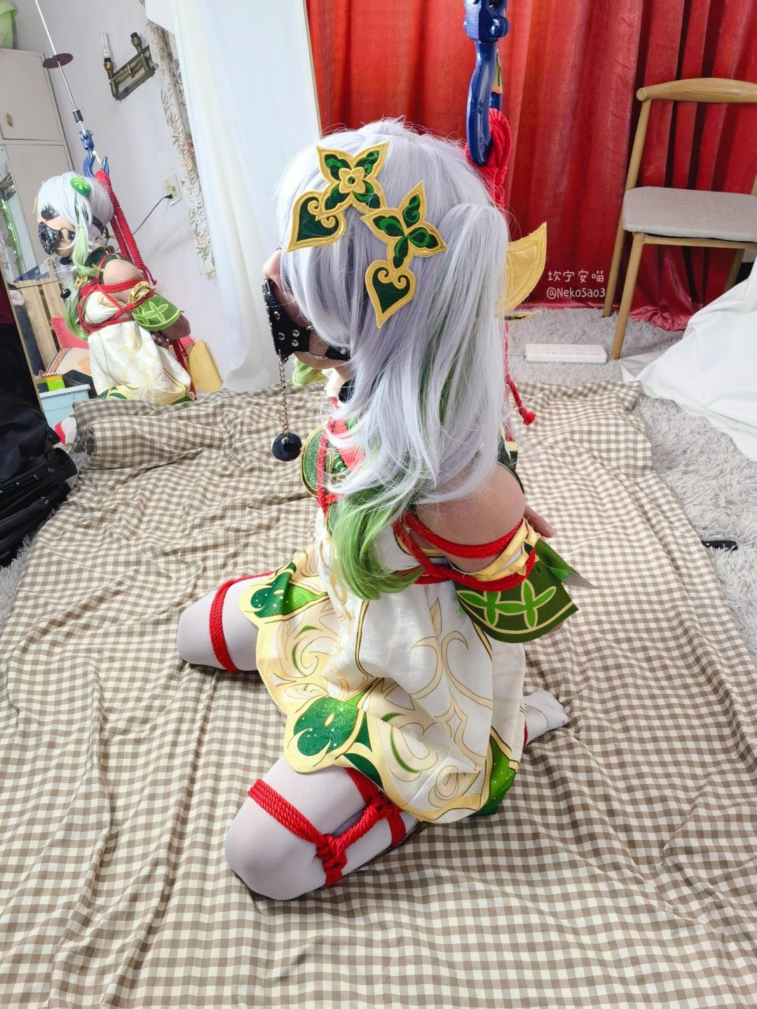 原神cos-草神纳西妲白丝折腿跪吊-膝盖踮地痛苦不堪-3