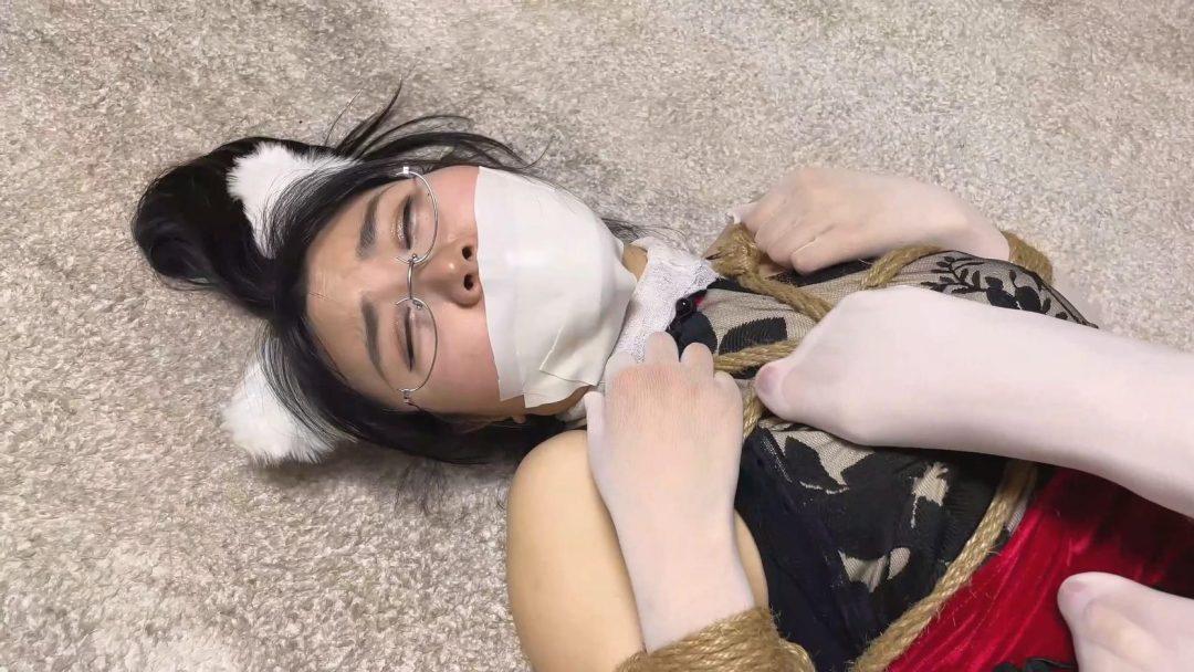 云雀定拍《女仆与千金——鸠占鹊巢 02》饱和式剧情 强势的千金被变成白丝小狗 被强制调教爬行 求救时却被假AI视频误会 导致没法求救 最后被女仆暗网全程直播玩弄-6