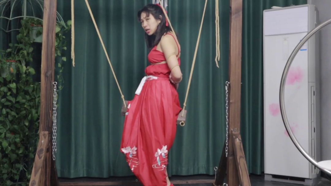 花嫁 被调教的新娘（上集） 汉服新娘戴着镣铐给主人洗脚 骑三角木马单腿吊酷刑 五花大绑藤条鞭打-7