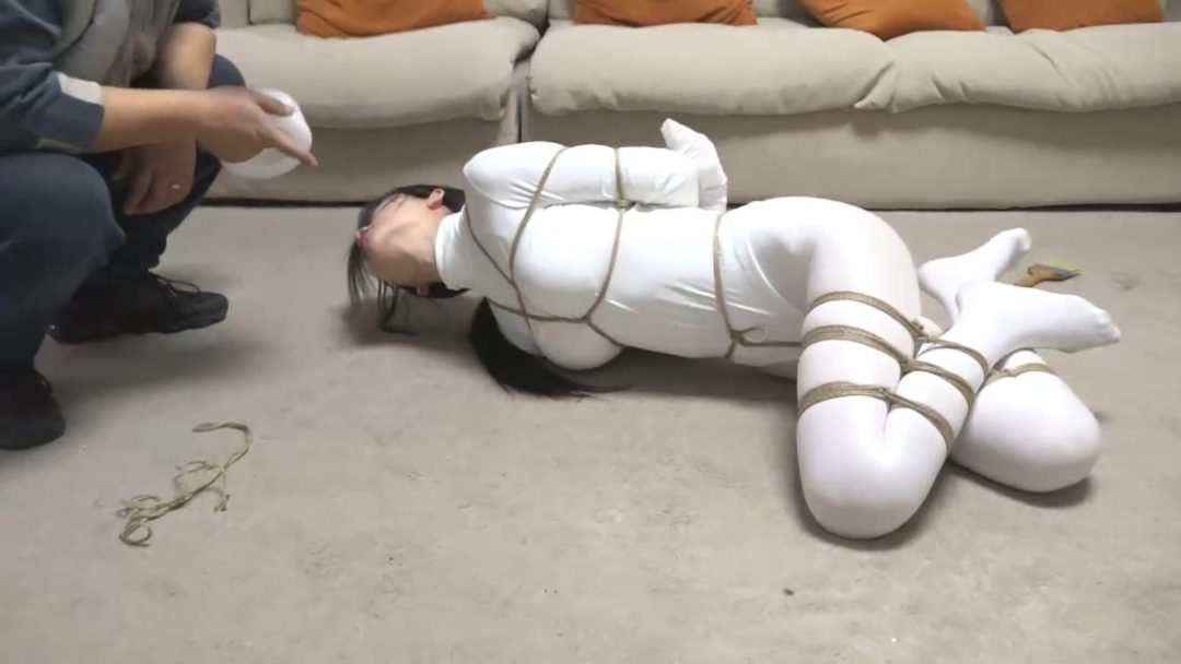 king定拍《白丝女奴直播02》刘洋 吴晗2位性感油光白丝体操服美女 美女们折叠拘-1