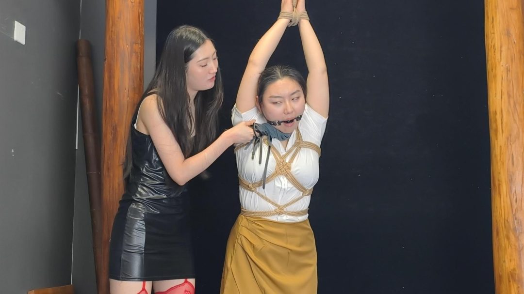 杀手黑玫瑰来找M国间谍老大，不料被秘书骗走被绑起来驷马鞭打，挣脱束缚后将秘书反杀，鞭打，点击，带口球，秘书口水直流。。-8