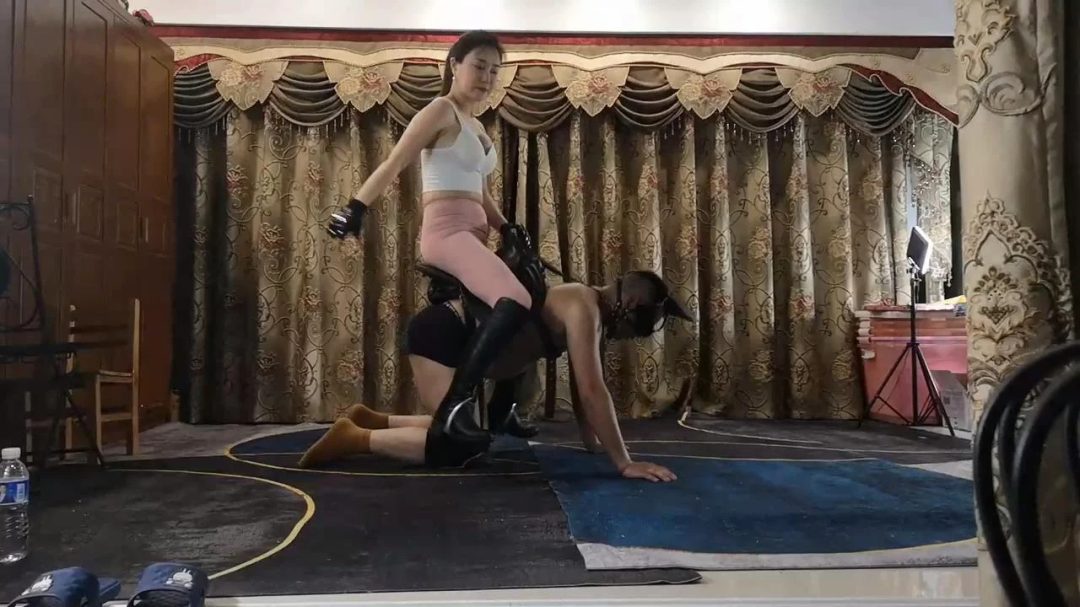 【大屁股黄月英】驾驶刘备爬爬虾-1