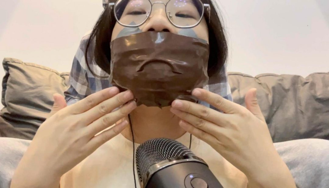 【小RASMR】口球堵嘴后，7层胶带，层层严密地封嘴，小R却认真地玩儿了起来-5