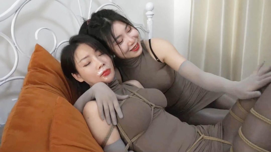 king定拍《丝袜女囚陷阱01》刘洋 吴晗2位性感的油光丝袜美女被骗成为女囚 以为只是测-3