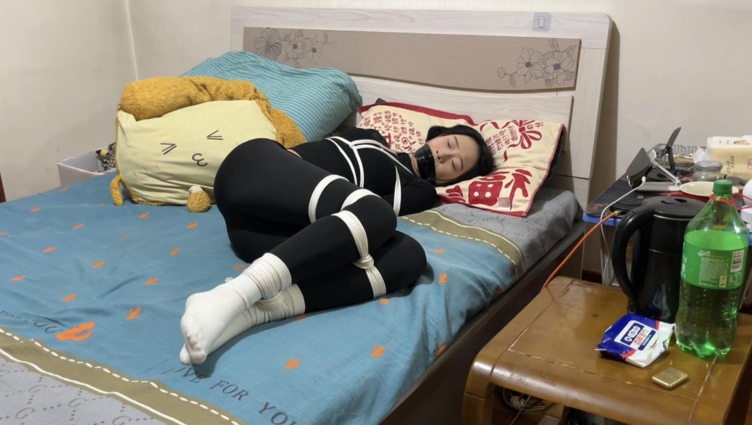 【缚艺录】【任我行】【小云】白袜下的捆绑-2