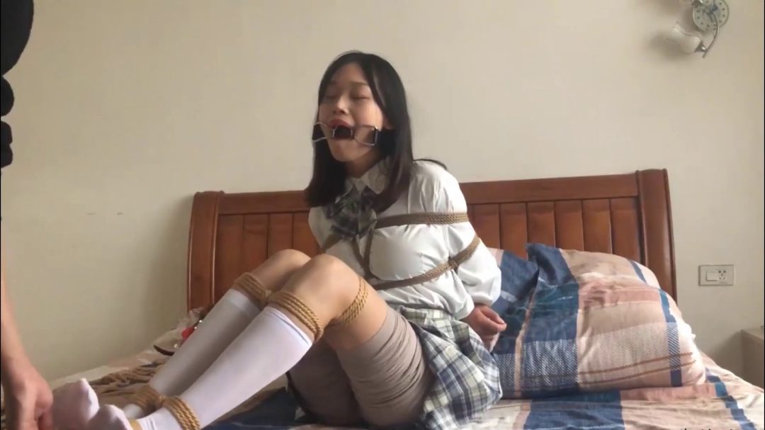 妹子捆绑放置 口环 挠痒痒-7