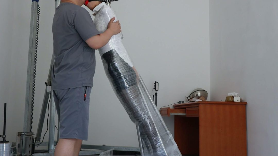 把玩包裹的女孩-3