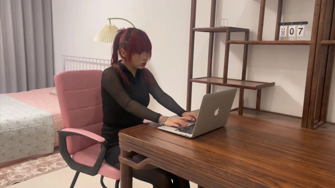 king云雀定拍超人气系列《女奴贩卖直播间——丰满木乃伊女奴01》超清画质 吴晗 曼妮 超丰满性感身材 泡沫胶带完美密封的美人茧 全程都有剧情 美女不停蠕动挣扎-3