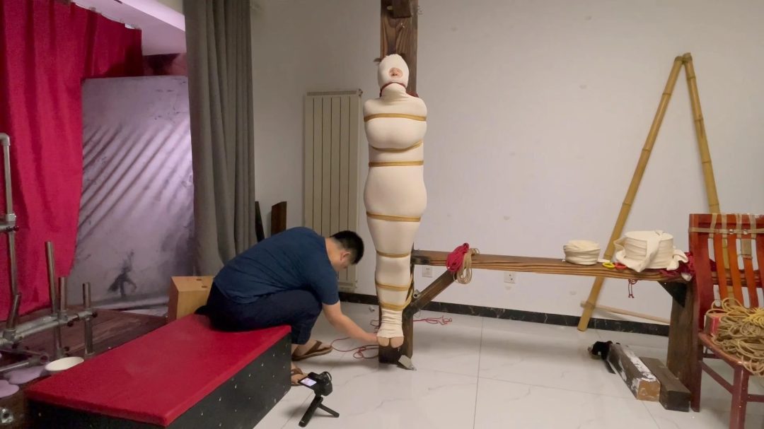 这位小姐姐有点惨..... 绷带包裹束缚-1