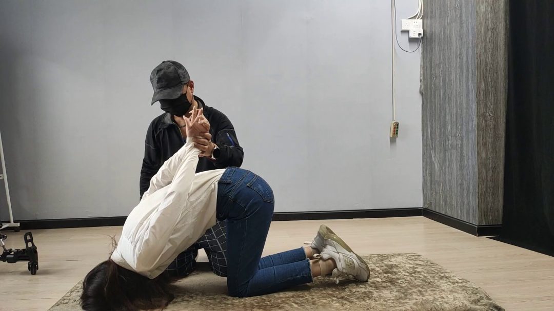 甜美的妹子跪趴在地上捆起来-3