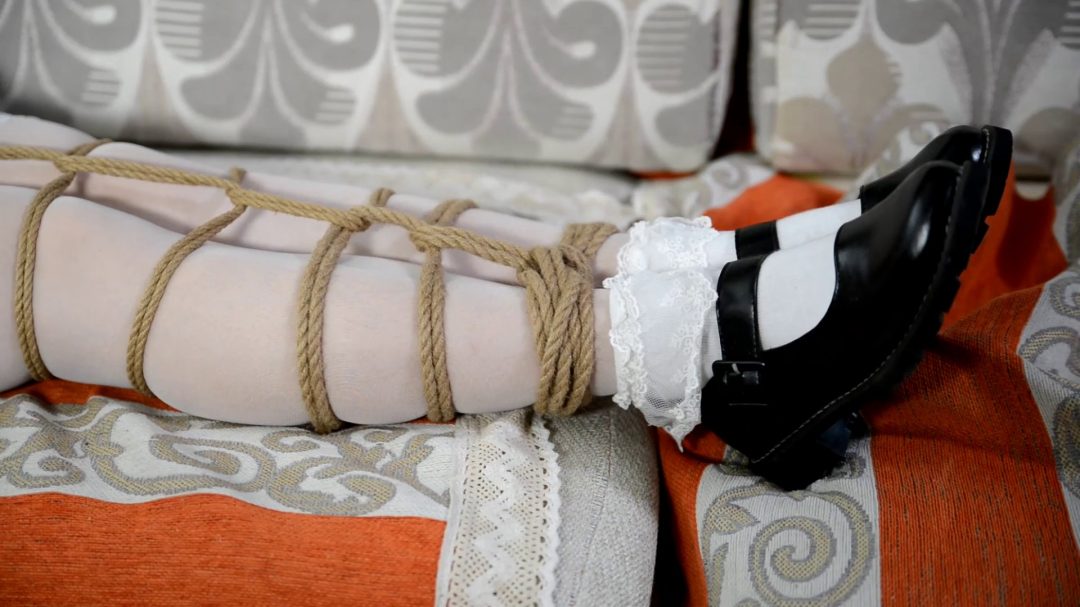 大学生妹子小敏白丝棉袜紧缚TK-6