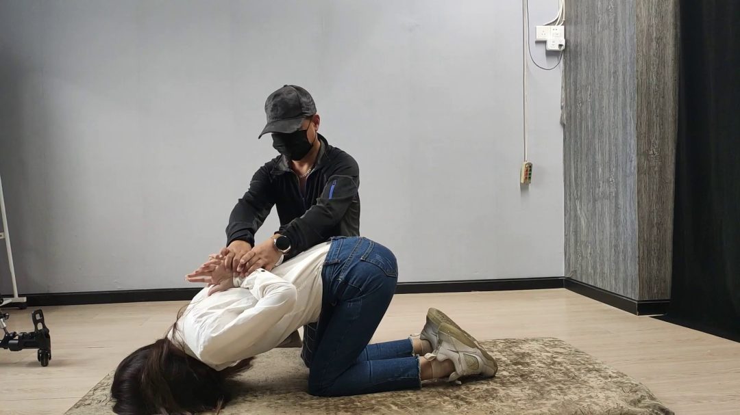 甜美的妹子跪趴在地上捆起来-2