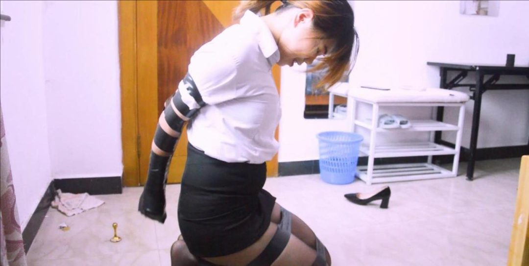 king小驴《创意的胶带陷阱01》超罕见的奇幻捆绑！黑丝保安被有生命的胶带紧紧捆绑 30多道胶带超密集拘束-3