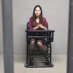 【鑫鑫工作室】张小可被抓获，从其包里搜出x品，但张小可坚称不知道x品为何会在其包里，并称是别人放的。J对张小可进行审讯，把她吊起来，张小可最终承认自己为帮助缺钱而开始帮其闺蜜肖雨琪带货