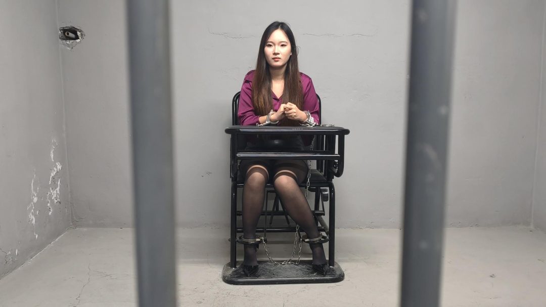 【鑫鑫工作室】张小可被抓获，从其包里搜出x品，但张小可坚称不知道x品为何会在其包里，并称是别人放的。J对张小可进行审讯，把她吊起来，张小可最终承认自己为帮助缺钱而开始帮其闺蜜肖雨琪带货-2