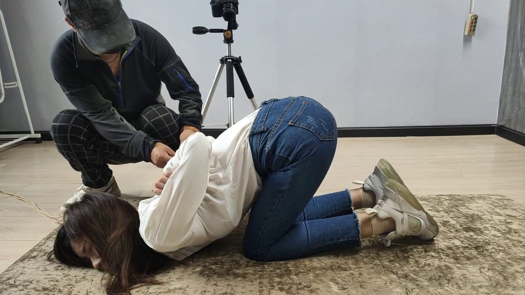 甜美的妹子跪趴在地上捆起来-4