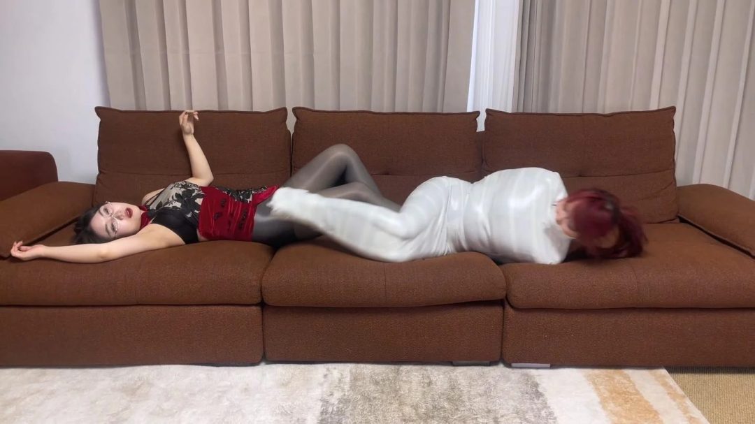 king云雀定拍超人气系列《女奴直播间——丰满木乃伊女奴02》超清画质 吴晗 曼妮 超丰满性感身材 吴晗弄丢女奴 结果自己也被包裹成木乃伊 2个木乃伊蠕动挣扎 打斗 究竟谁会被卖走？全程都有剧情-5