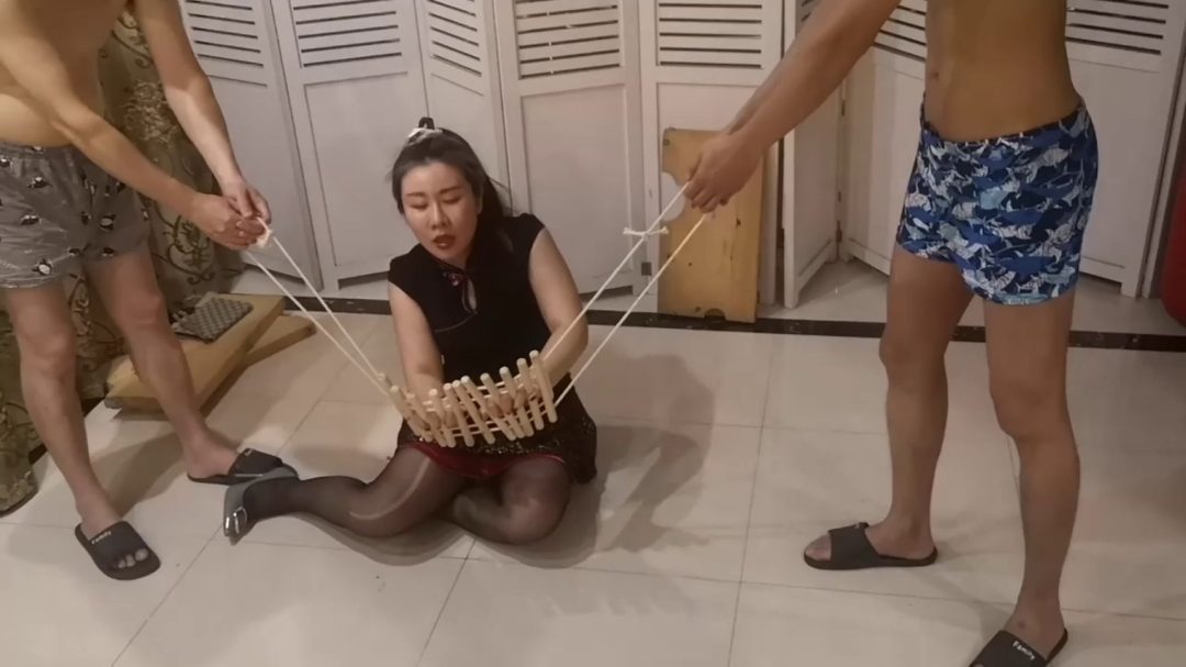 剧情林慧儿之殇 民国初年富家千斤林慧儿惨遭大盗柳世林欺凌 木枷夹指甩发戏曲审讯-3