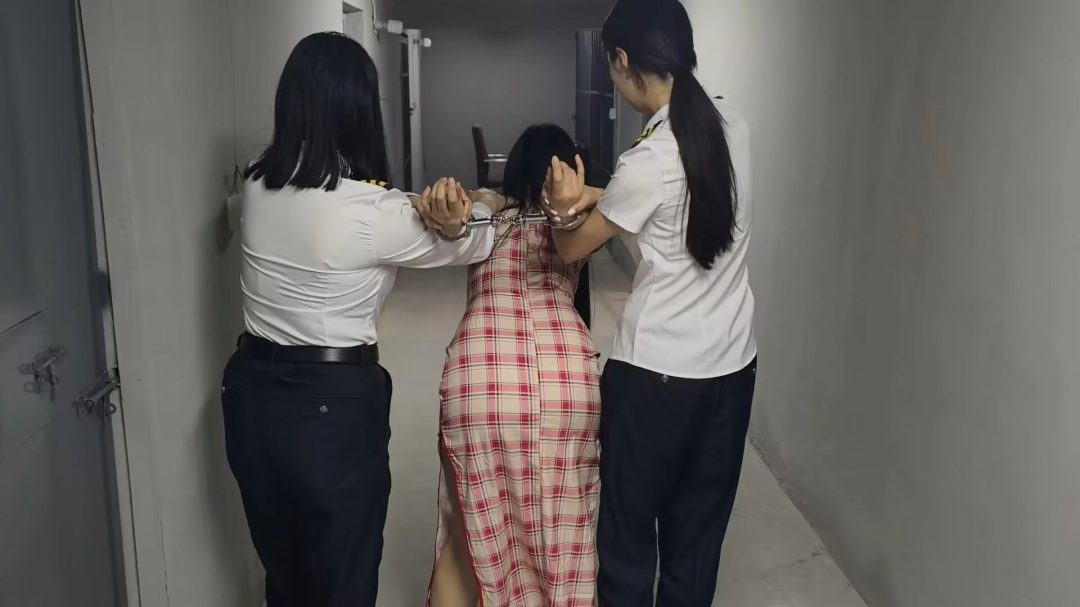 【鑫鑫工作室】新场地高颜值演技好模特吴晗出演 女，被卧底抓捕，审讯，因不听话被严加管教，手铐镣铐，押解逮捕-12