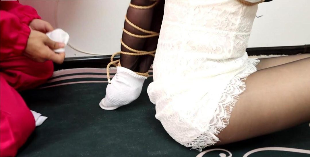 king影视剧级定拍《鱿鱼游戏sm版01》性感黑丝旗袍美女+各种有趣的sm挑战游戏！30分钟以上超长时间捆绑剧情片！-4