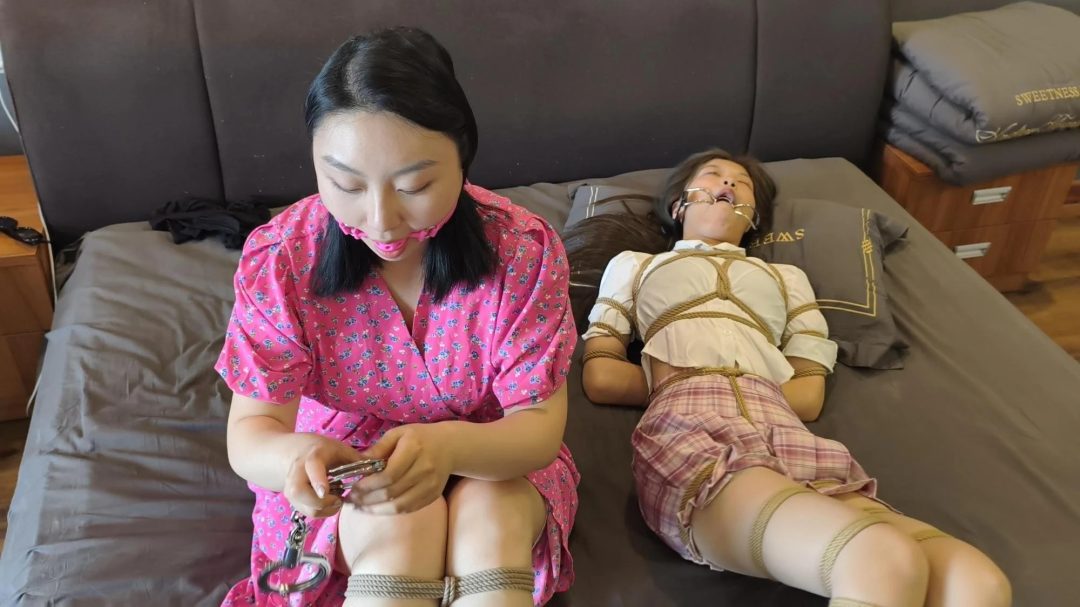 姐妹花 TK 怕痒 蛇缚 日式 手铐 互相挠痒-7