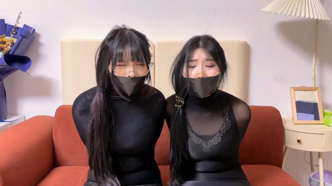 king的饱和式剧情《禁锢的“家人”03》超有趣的设定 性感熟女 性感黑丝人茧包裹 只能在地上蠕动爬行 吴晗和曼妮超精彩的卖力挣扎~-6