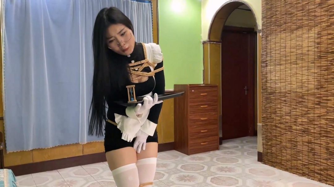 king定拍《女仆的调教日记01》黑长直眼镜妹 被强制调教成女仆 被捆绑肆意玩弄羞辱测试 性感白丝 紧身女仆装 勒肉的绝对领域~强制调教训练不要错过！-12