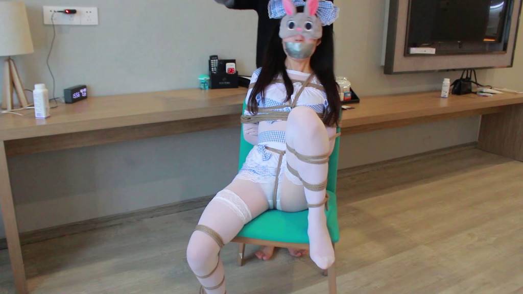 白丝连身袜，双马尾女仆，内裤堵嘴 鞭打 挠痒 抽搐 提拉股绳 跪立牵行-5