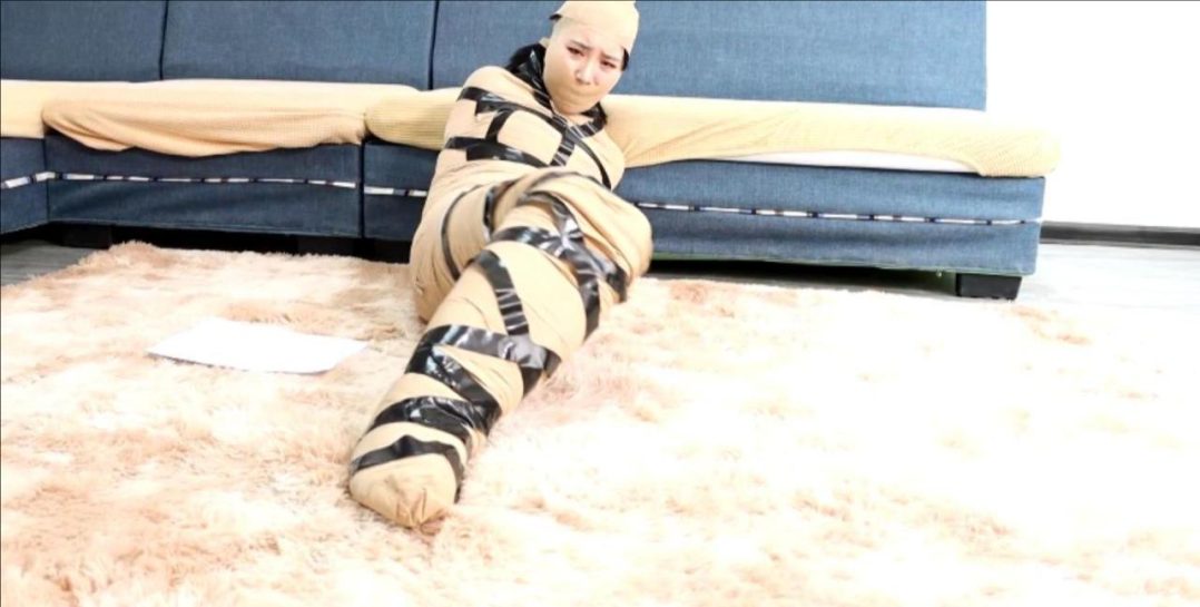 king定拍《快递~性感真人抱枕03》美女被超密集挣扎无法逃脱 被遥控器超控绷带收紧折磨 长时间挣扎拘束-5