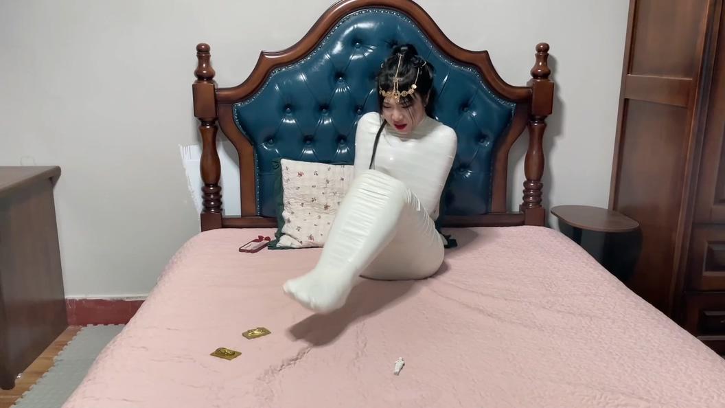 king定拍《美女直播的木乃伊诅咒 上》主播美女介绍埃及文物 但没想到文物是带诅咒的 身体被洁白的绷带包裹成埃及木乃伊~-11