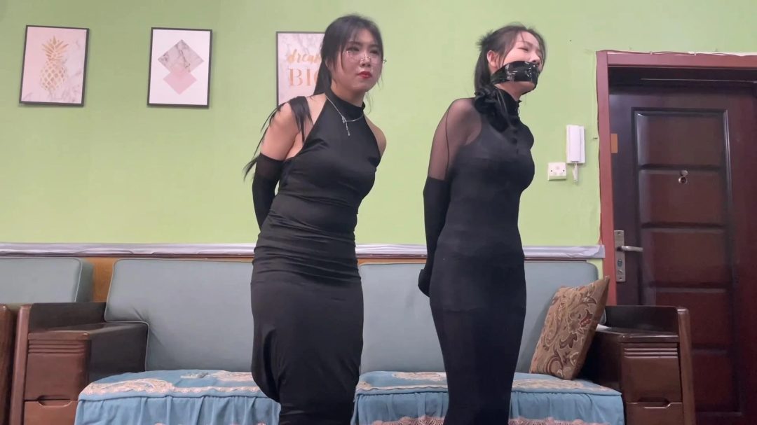 king定拍《紧缚晚礼服 止步拘束裙 下》完美还原漫画拘束 双人美女模特拘束晚礼服 被迫直播介绍身上的服装 吴晗和刘洋强强联手-2